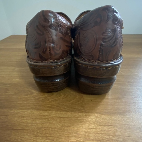 EUC BOC tooled floral pattern brown Peggy slip on clogs size 7M - Picture 7 of 13
